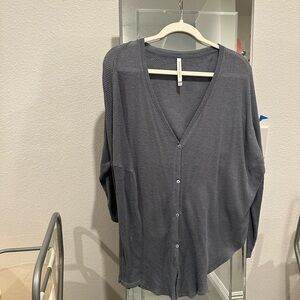 Aritzia Babaton blue V-Neck loose fit Button-Up Women's shirt - tie front, sz L